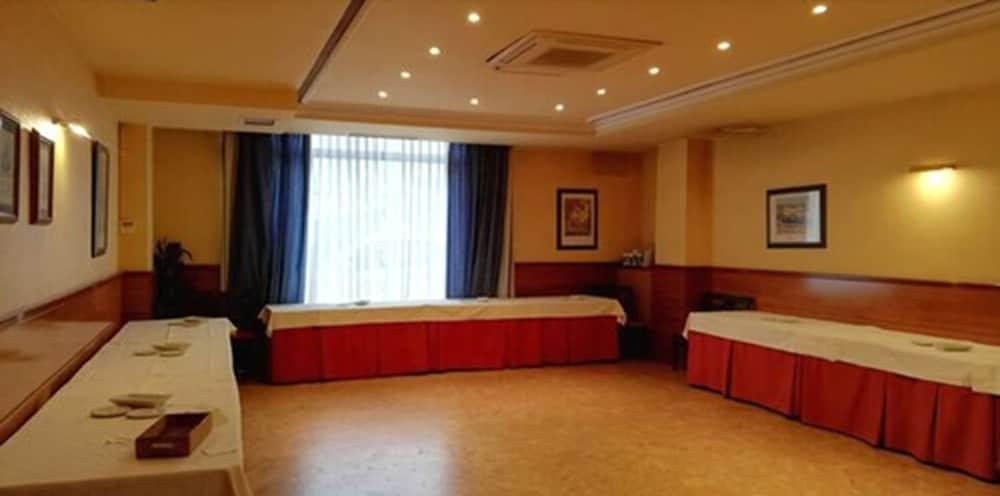 Aeropuerto Madrid Torre Hogar Premium Hotel Torrejon de Ardoz Exterior photo