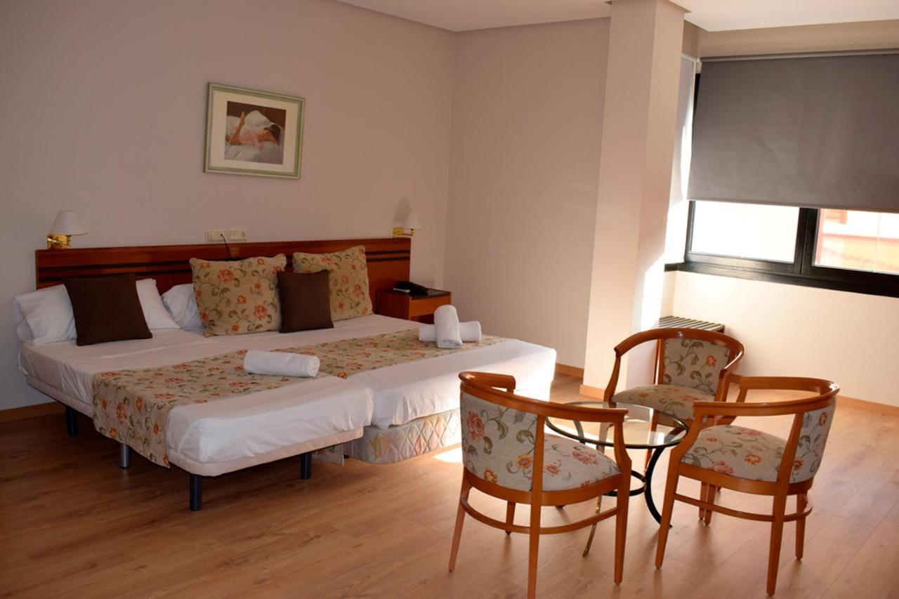 Aeropuerto Madrid Torre Hogar Premium Hotel Torrejon de Ardoz Exterior photo
