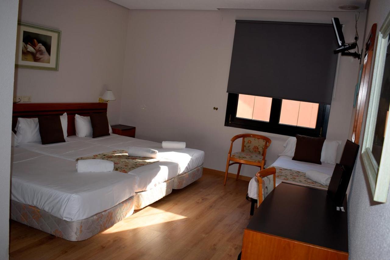 Aeropuerto Madrid Torre Hogar Premium Hotel Torrejon de Ardoz Exterior photo